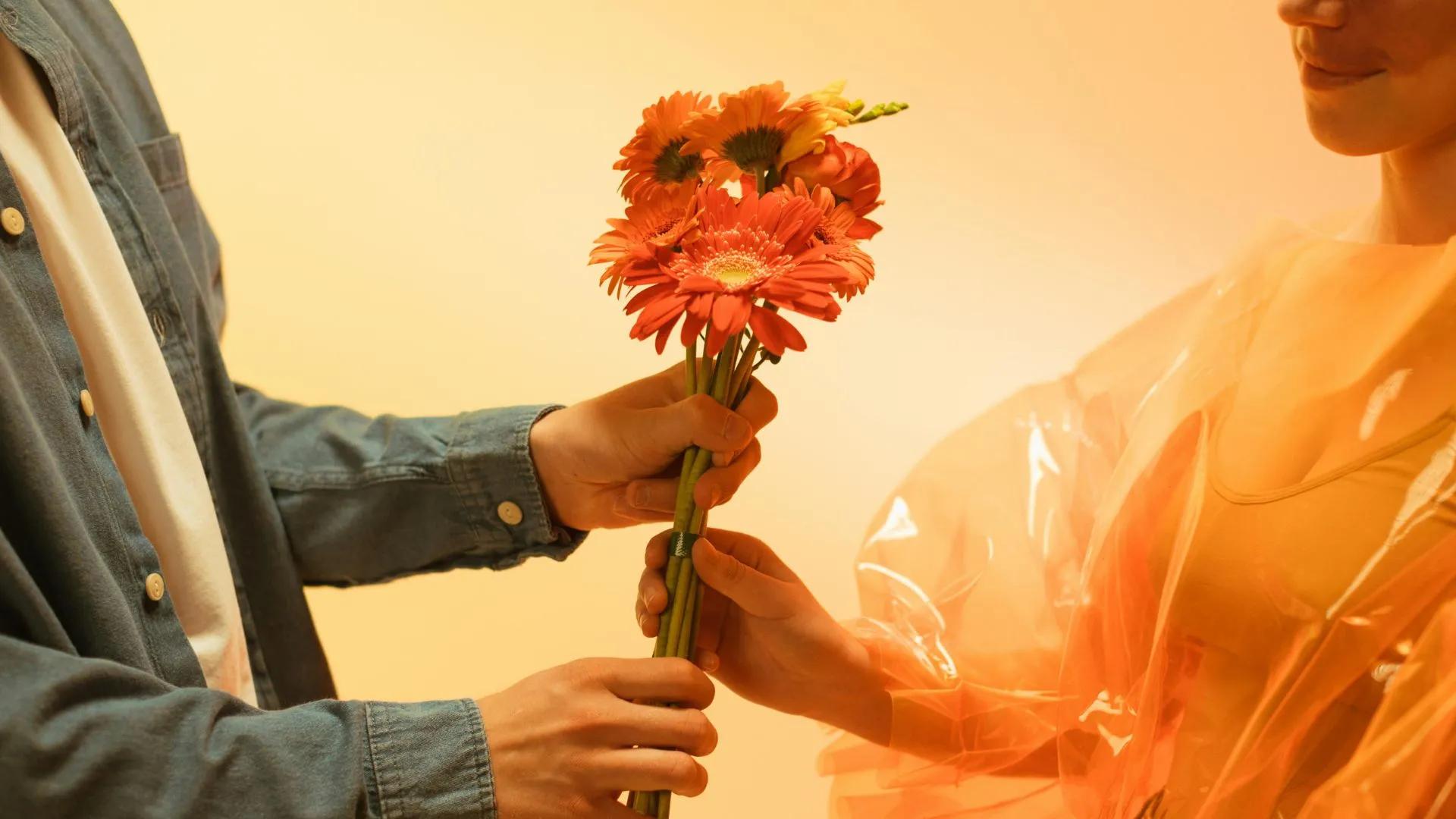 couple gifting flowers