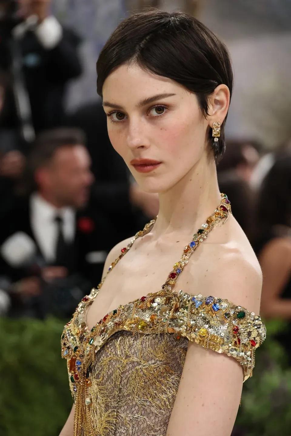 Gracie Abrams embracing bare lashes at the Met Gala 2026