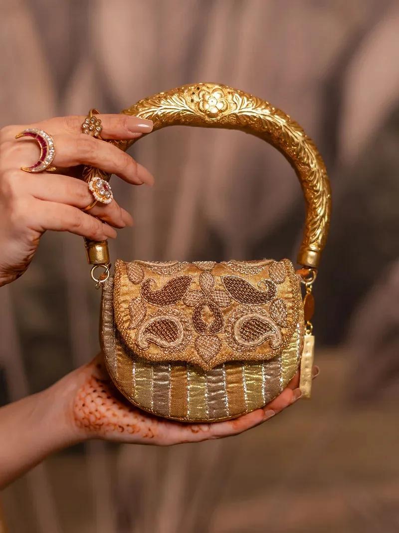 Amra Hasli Bag, Özel