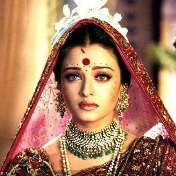 Aishwarya Rai Bachchan wearing the Bengali Kolka bindi in the movie 'Devdas' 