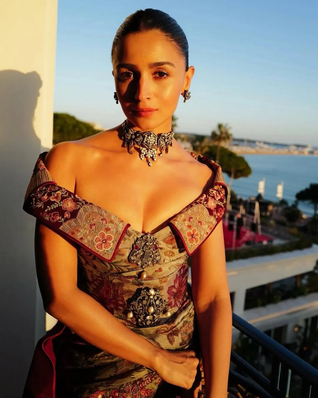 Alia Bhatt wearing two brooches on her corset