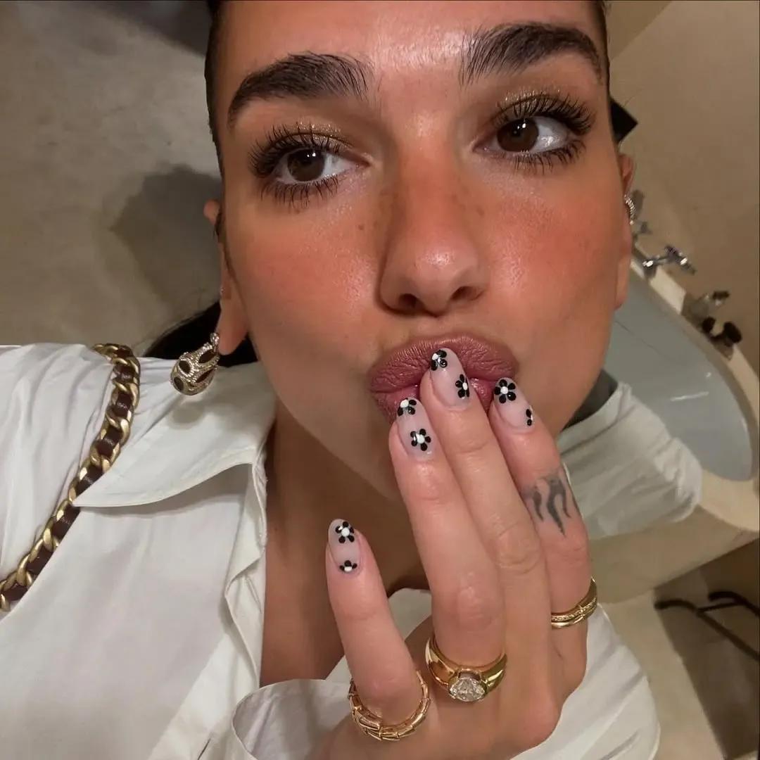 Dua Lipa showing off her Bombé -style engagement ring