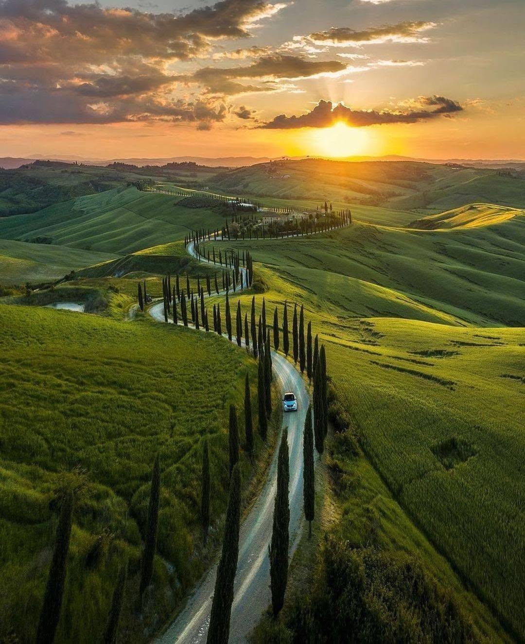 Tuscany Italy! 😱🌿💚Tag a friend who should see this !👇🌍ItalyUse #travelvibesz to get feature