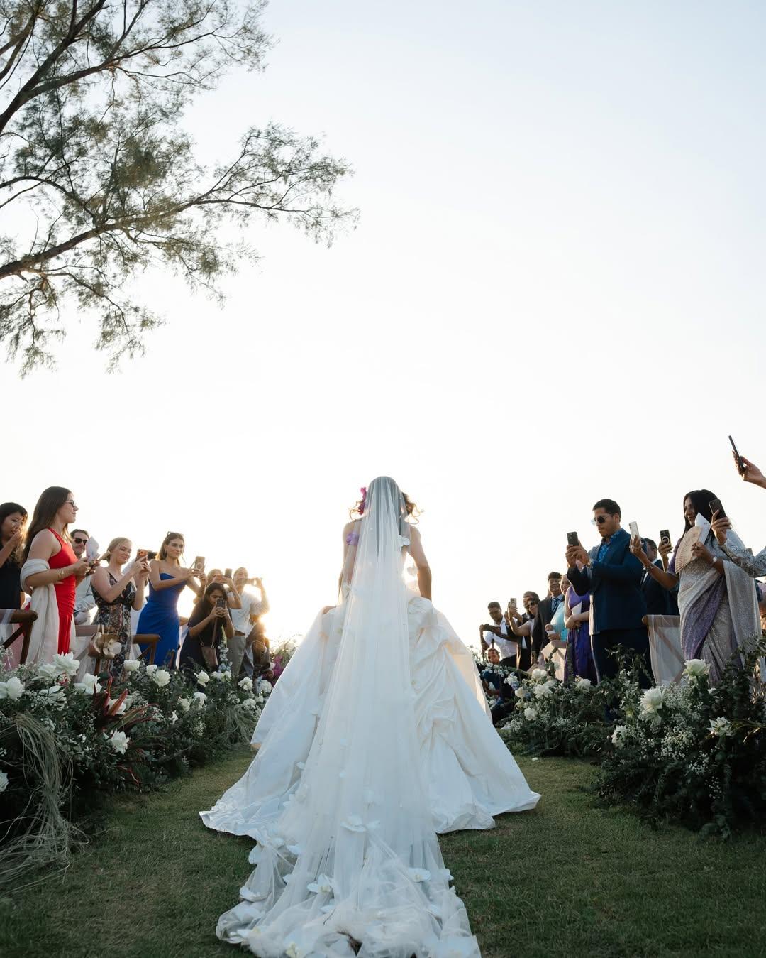 How do we put into words the dreamiest wedding of our favourites, @clauroblesgil & @prvkhvr Bei