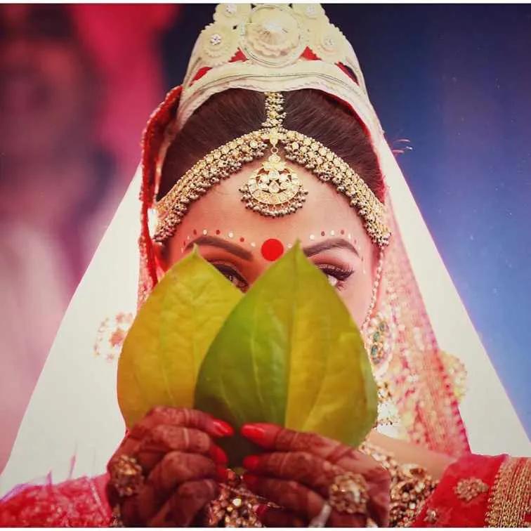 Bipasha Basu wearing the Bengali Kolka bindi on her wedding