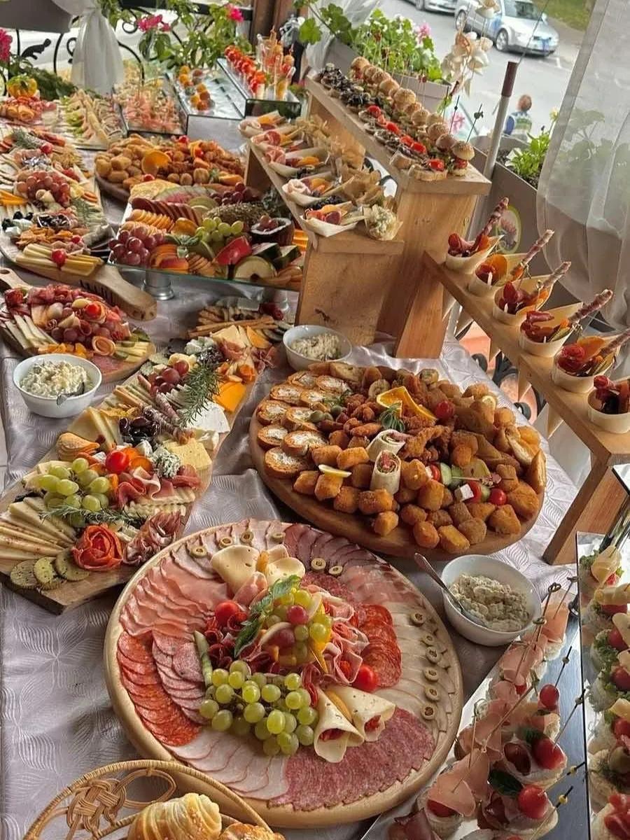 A beautiful day calls for delicious food! 🍴 #weddingdinner #weddingplates #food #weddingfood #w