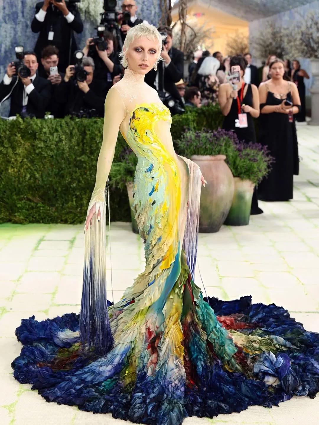 Emma Chamberlain looks absolutely breathtaking for the 2026 Met Gala, wearing custom Mugler by M
