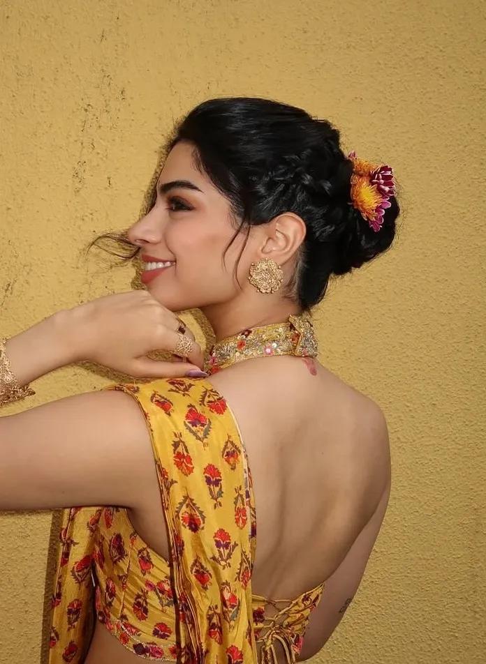Khushi Kapoor wearing Chrysanthemum flowers on her bun