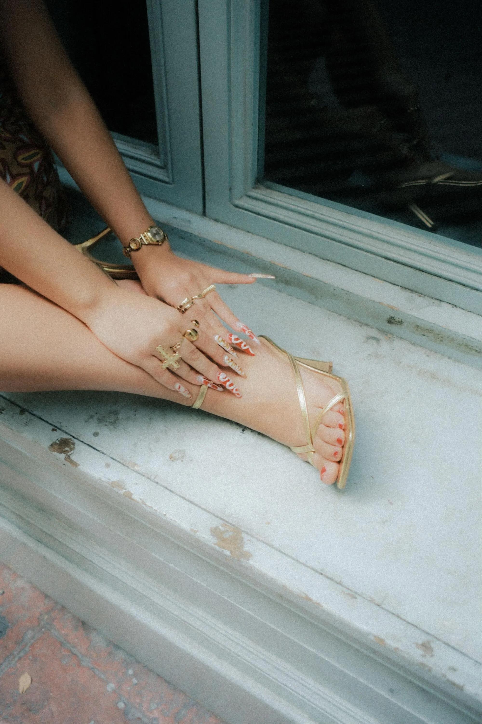 Metallic thongs