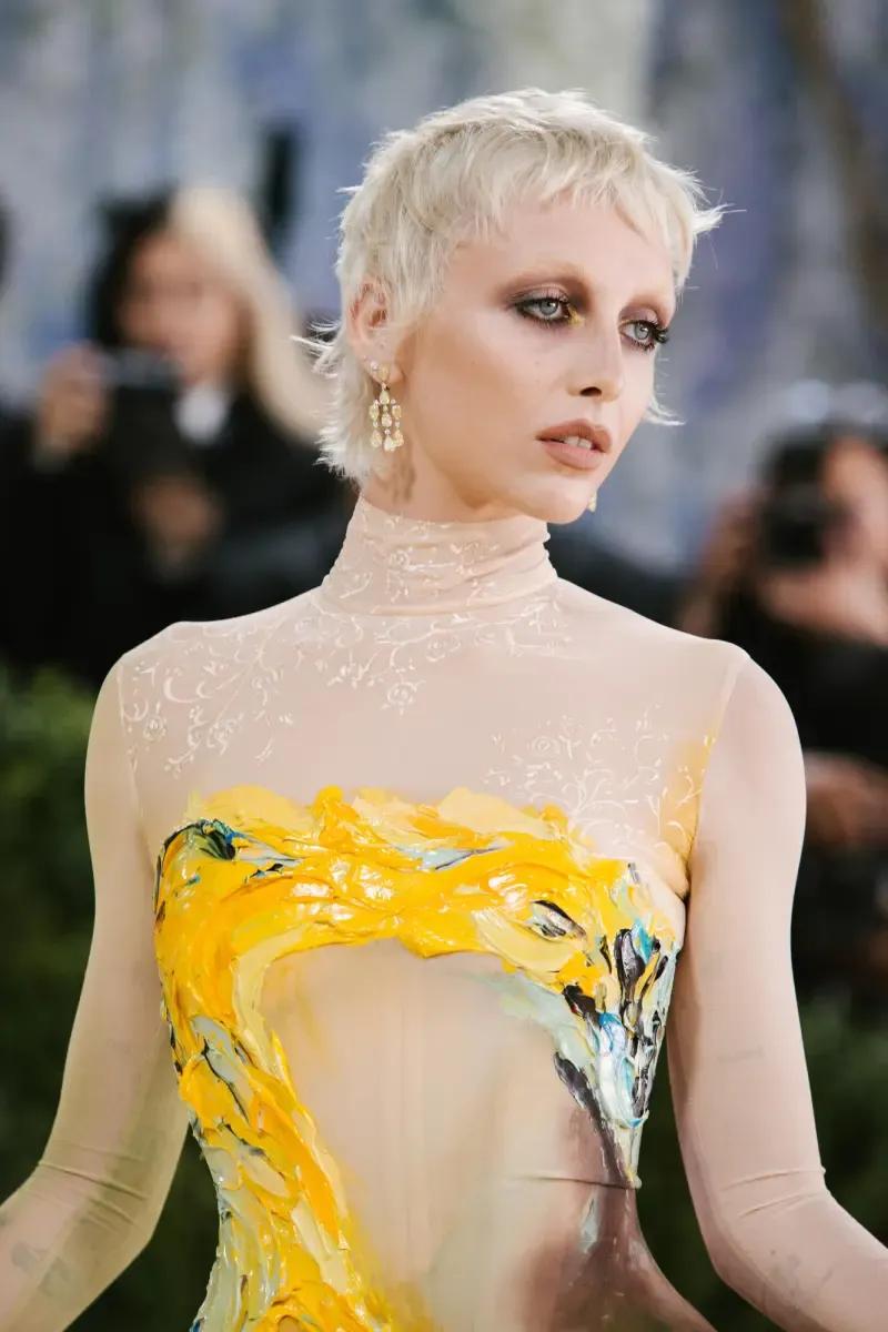 Emma Chamberlain sporting smokey eyes at the Met Gala 2026