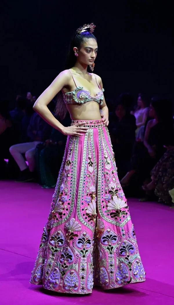 Lumira Fountain lehenga, Papa Don't Preach