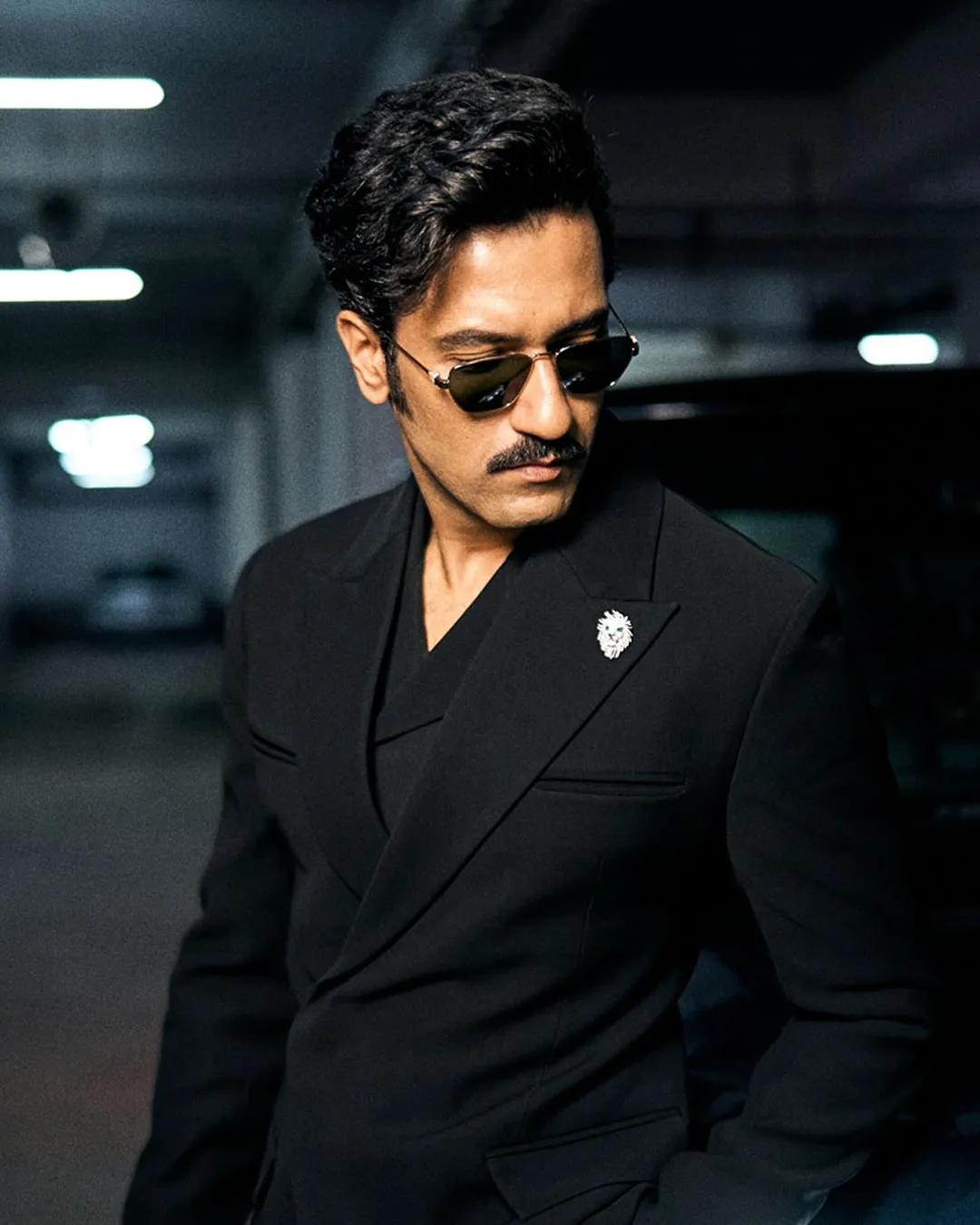 Vicky Kaushal wearing a brooch
