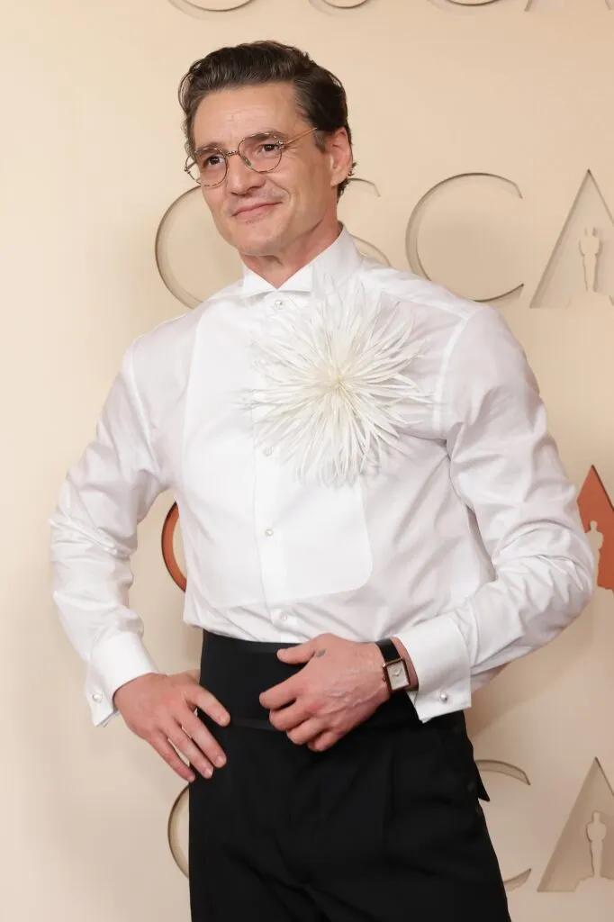 Pedro Pascal wearing an oversized Chanel brooch at the Oscars 2026 red carpet