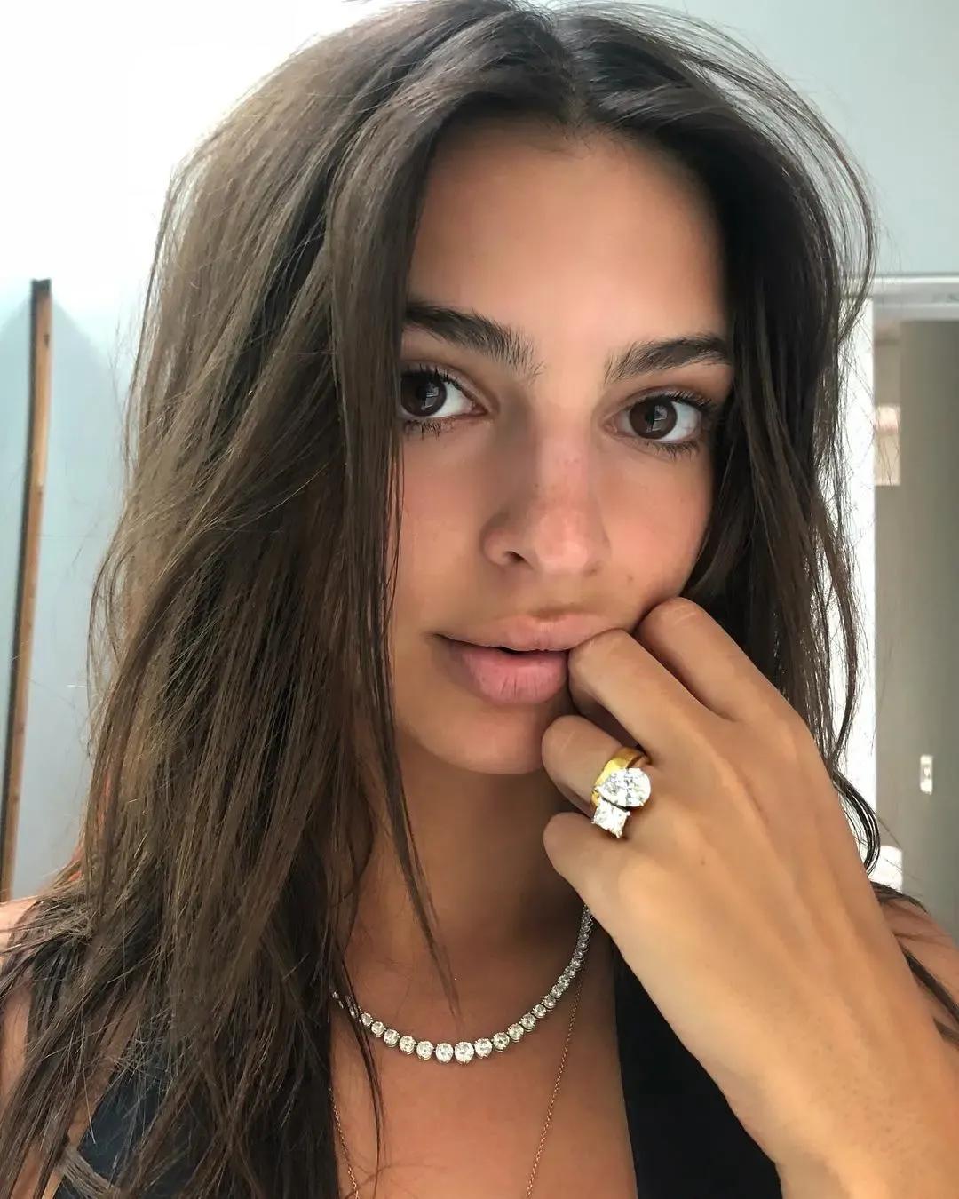 Emily Ratajkowski flaunting her Toi Et Moi engagement ring